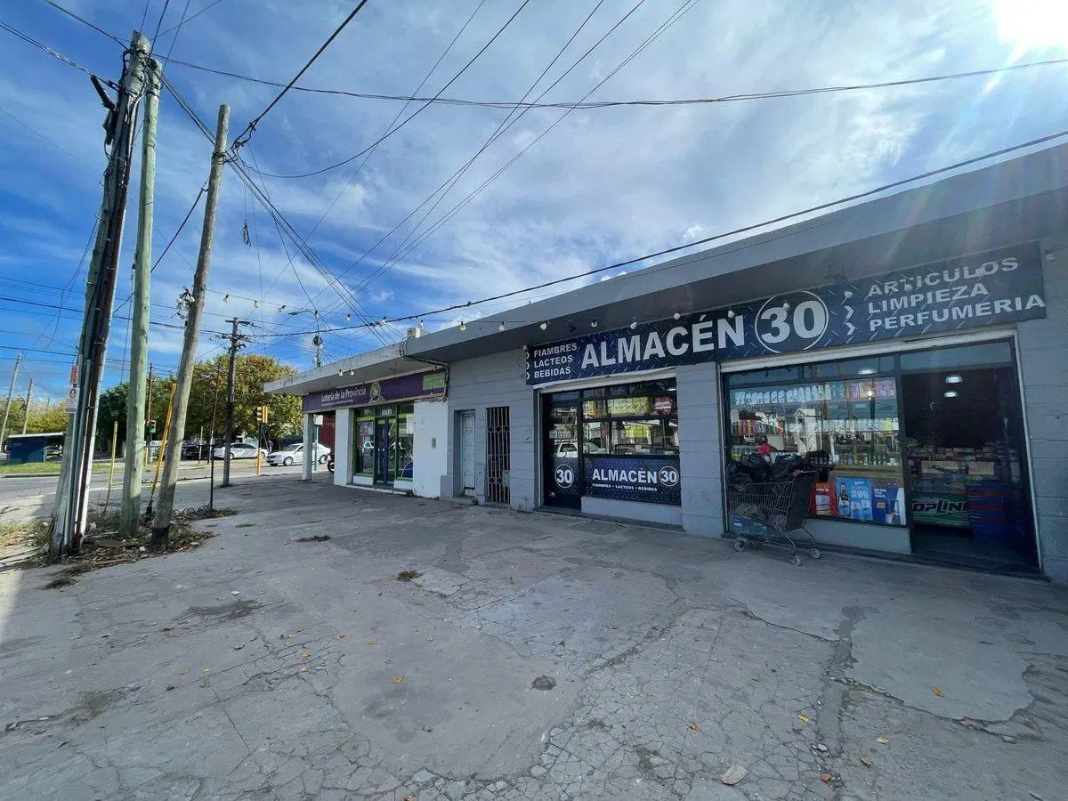 LOSA EN VENTA EN ESQUINA COMERCIAL 4
