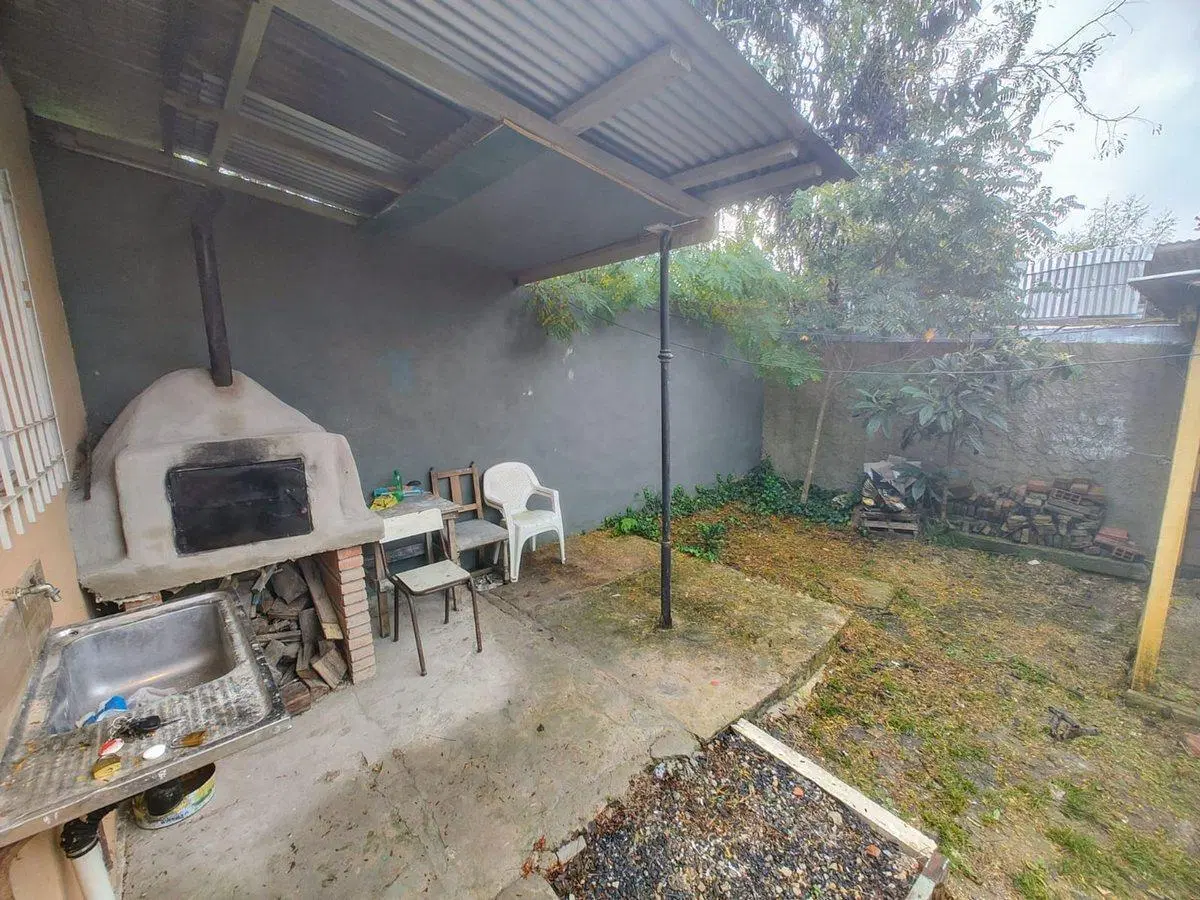 Casa un ambiente sobre lote de 10 x 30 5