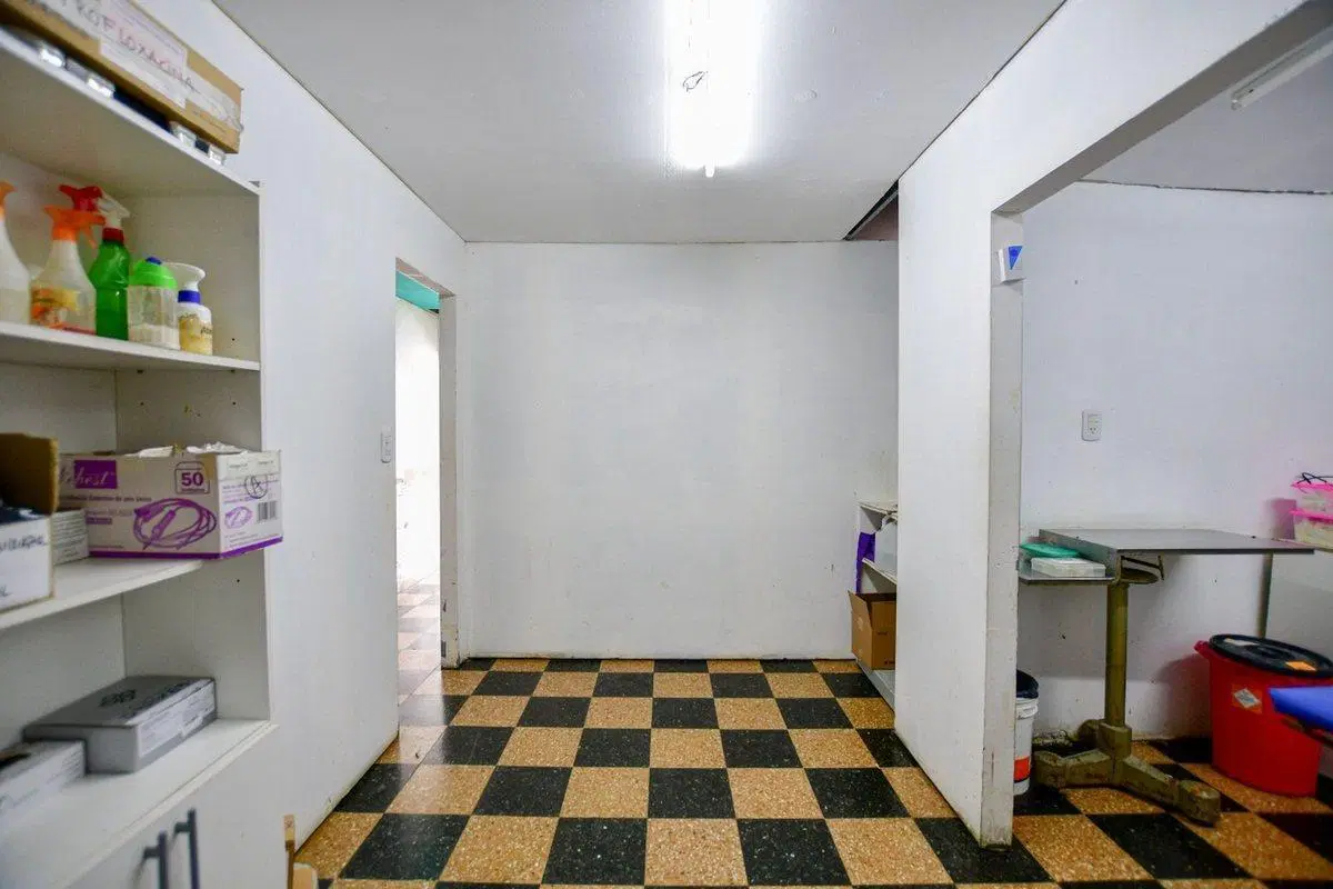 Local comercial sobre Av. Montevideo 95m2 5