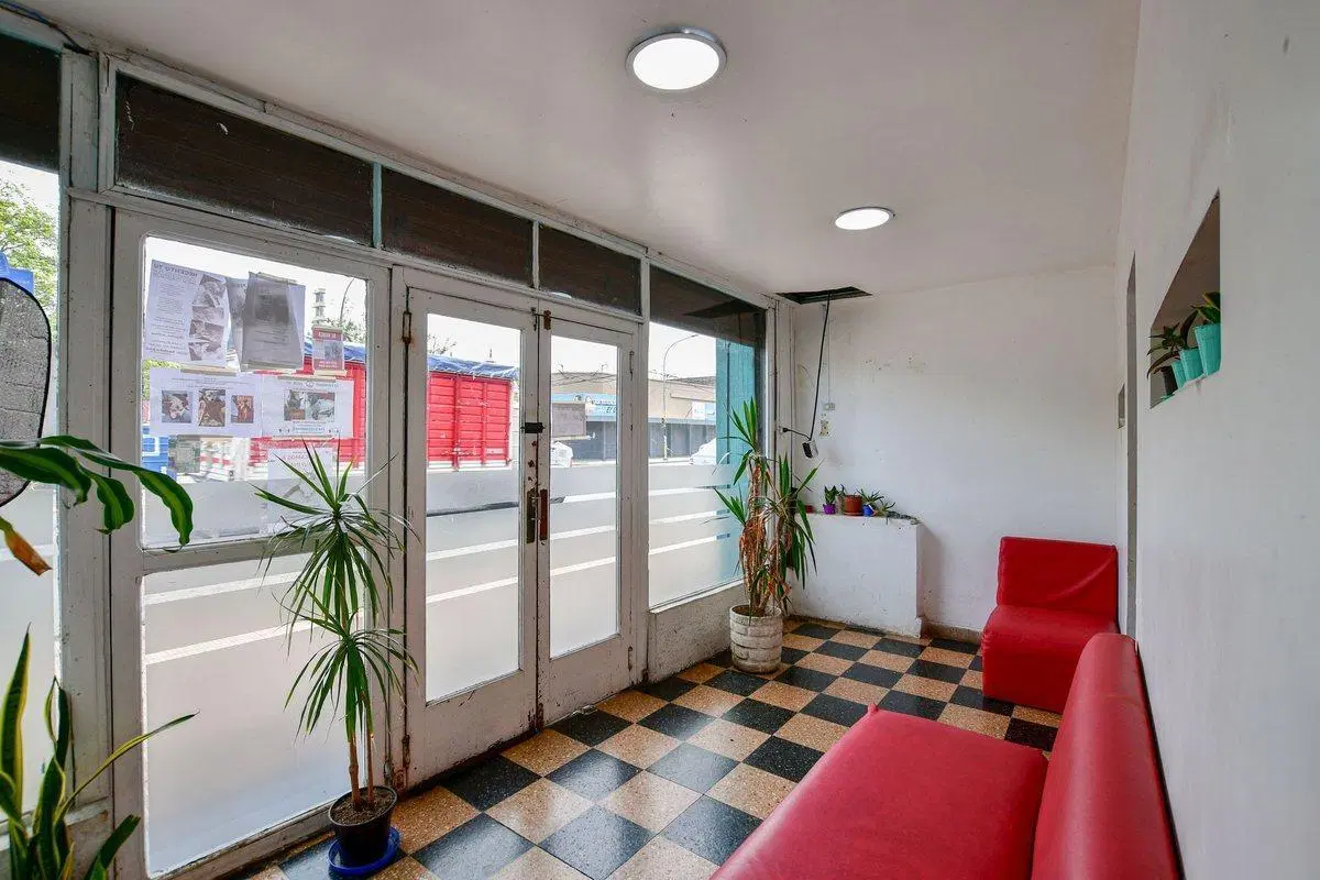 Local comercial sobre Av. Montevideo 95m2 2