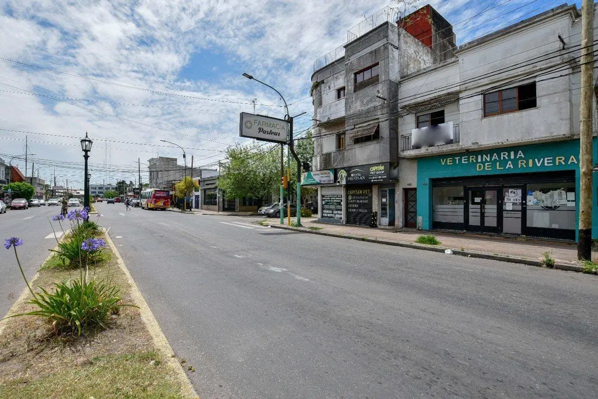 Local comercial sobre Av. Montevideo 95m2 4