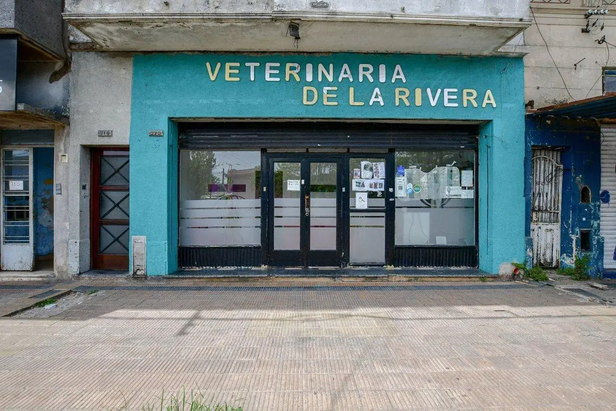 Local comercial sobre Av. Montevideo 95m2 3