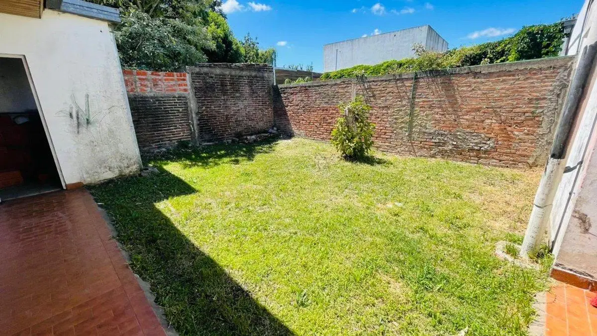 CASA EN VENTA A REFACCIONAR - LOS HORNOS 4