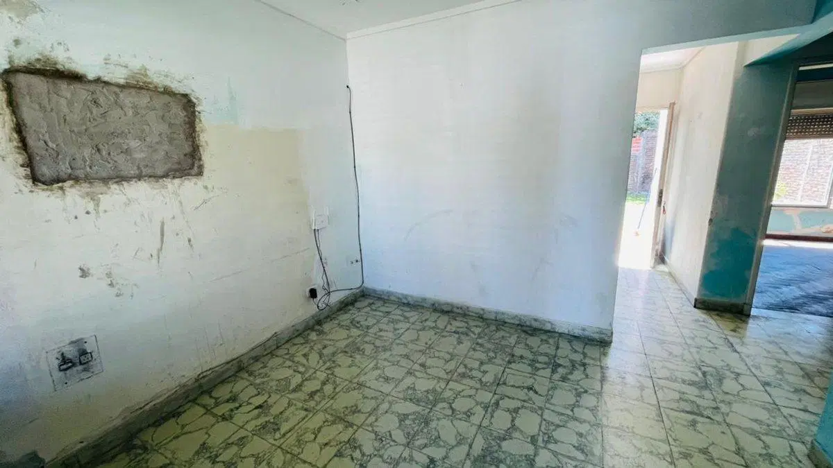 CASA EN VENTA A REFACCIONAR - LOS HORNOS 8