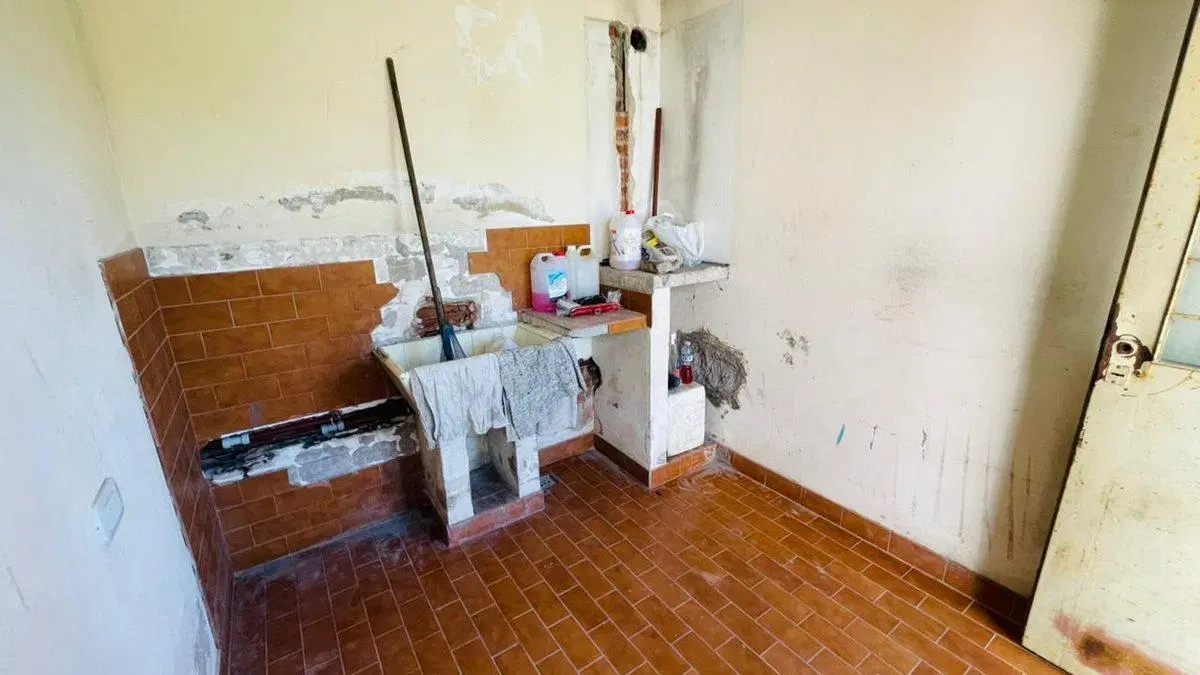 CASA EN VENTA A REFACCIONAR - LOS HORNOS 5