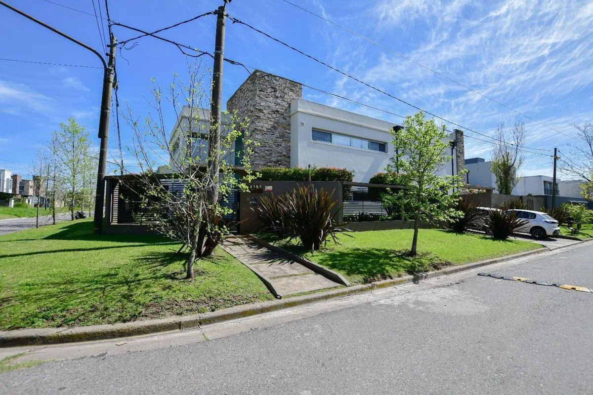 Casa en venta en Barrio Don Carlos – 4 dormitorios 2