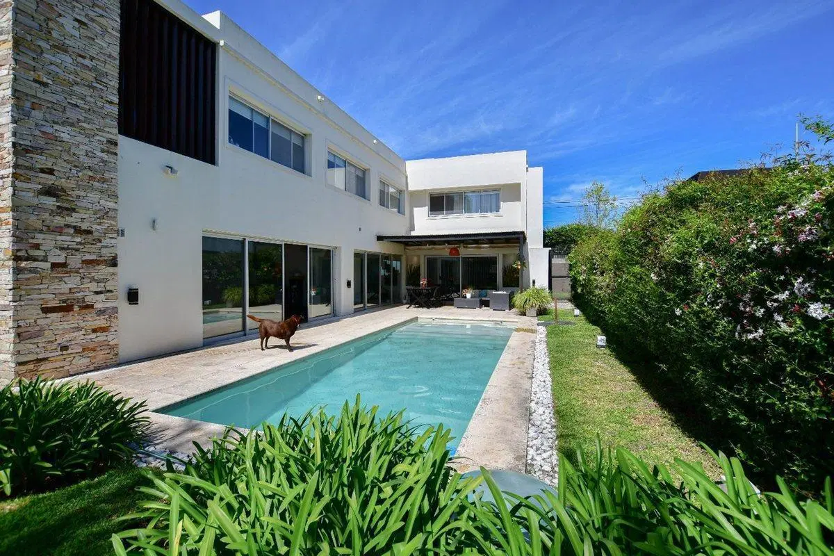 Casa en venta en Barrio Don Carlos – 4 dormitorios 8