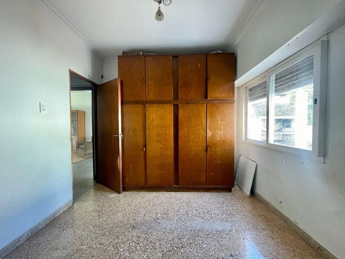 Casa en venta con dpto. independiente, Los Hornos. 3