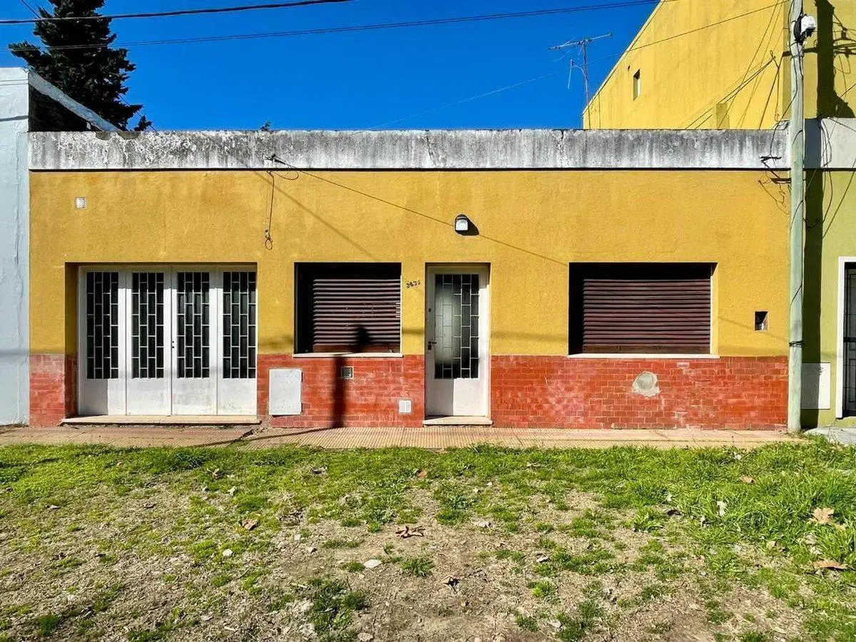 Casa en venta con dpto. independiente, Los Hornos. 2