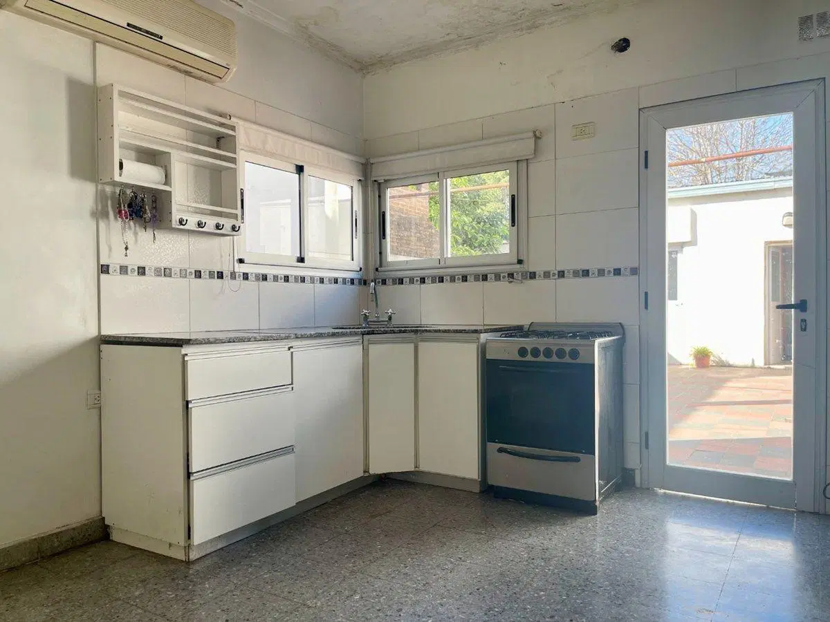 Casa en venta con dpto. independiente, Los Hornos. 5