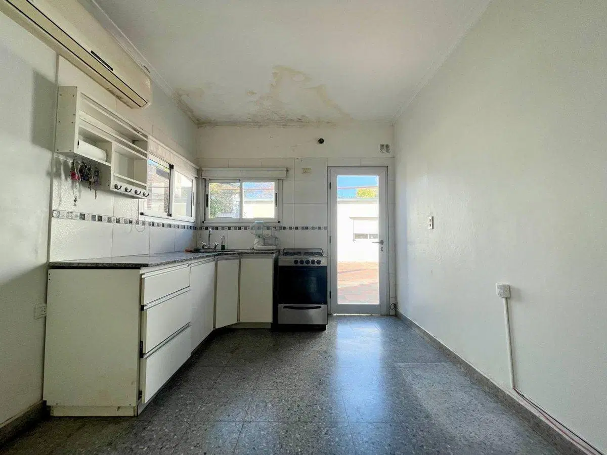 Casa en venta con dpto. independiente, Los Hornos. 4