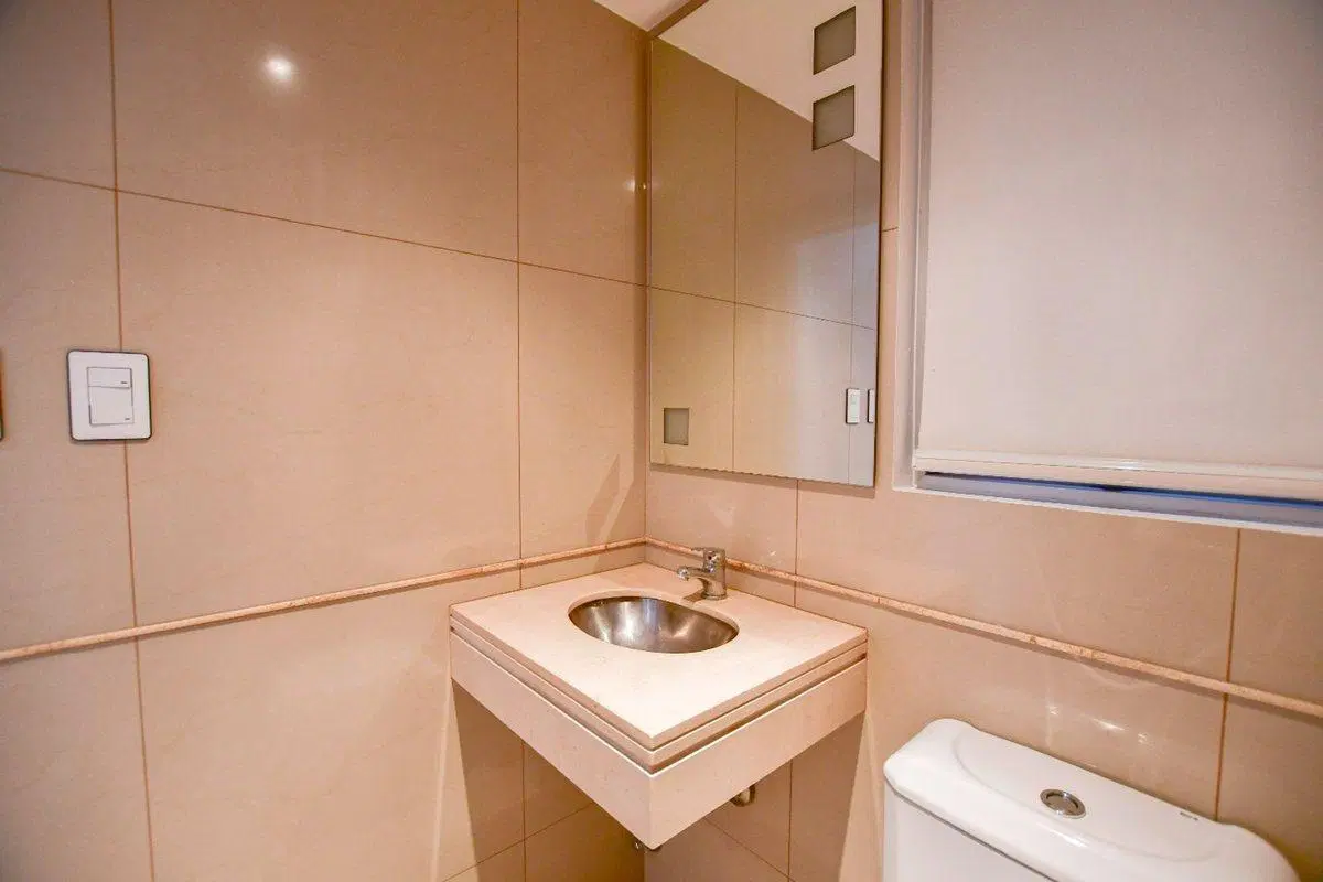 Departamento dos dormitorios con cochera y balcón 5