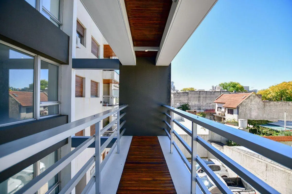 Departamento dos dormitorios con cochera y balcón 3