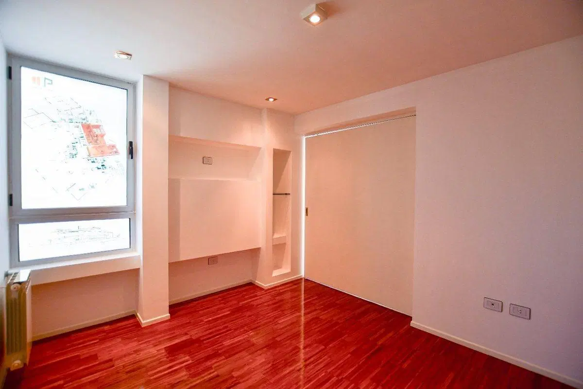 Departamento dos dormitorios con cochera y balcón 4