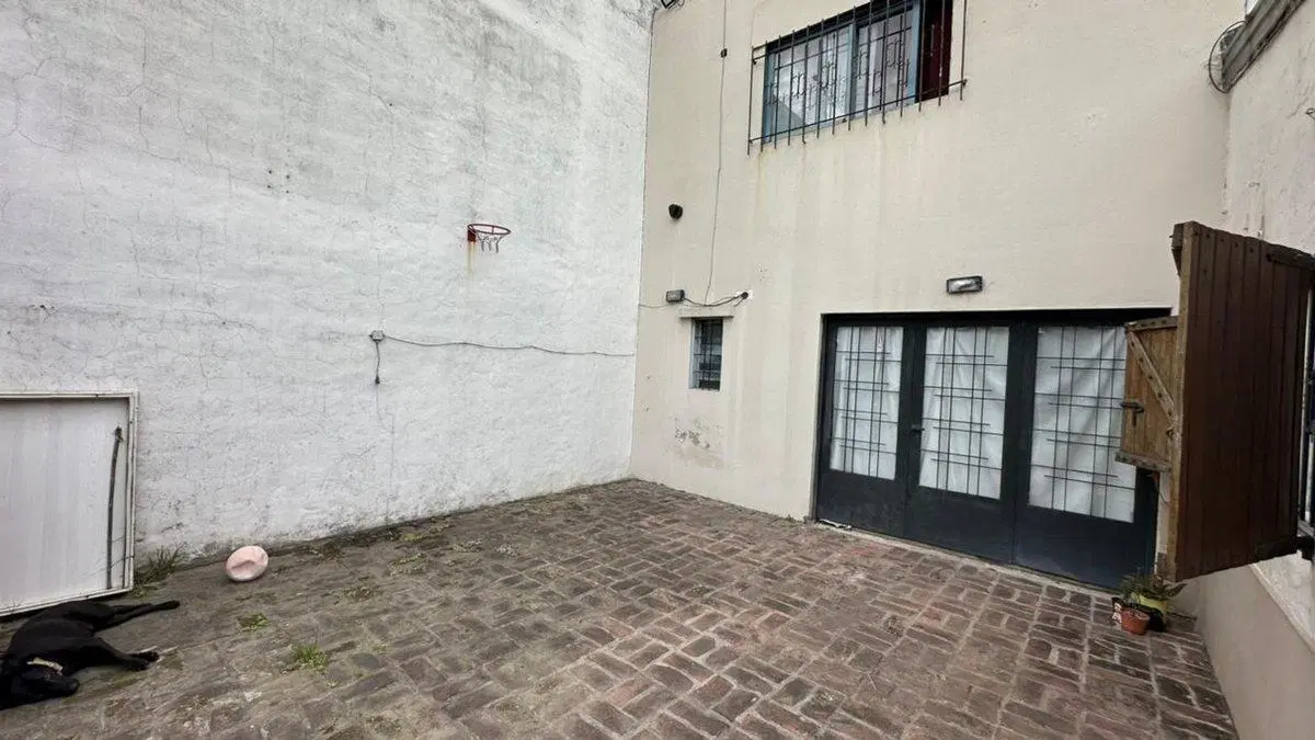 CASA EN VENTA 2 DORMITORIOS COCHERA PATIO PILETA 4