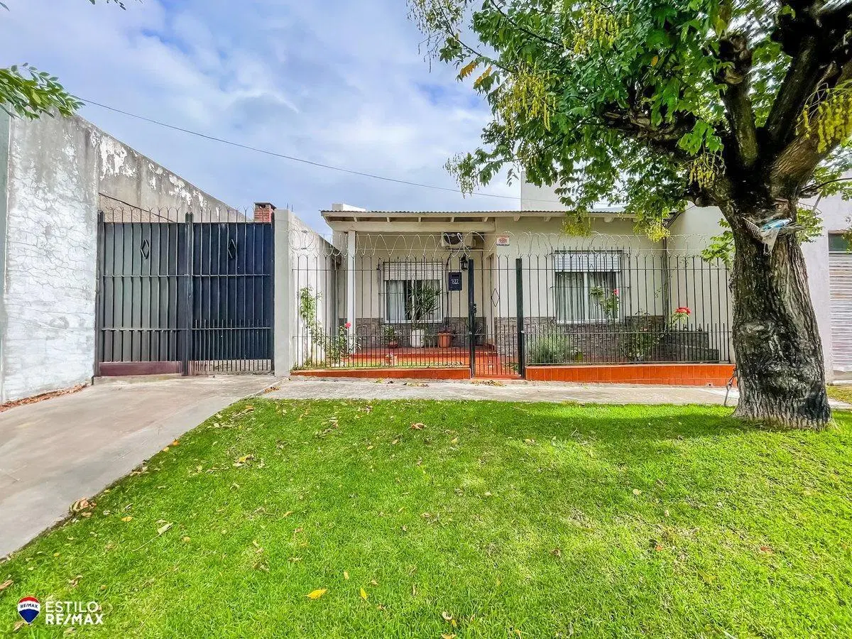 CASA EN VENTA 2 DORMITORIOS Y PATIO EN TOLOSA 2