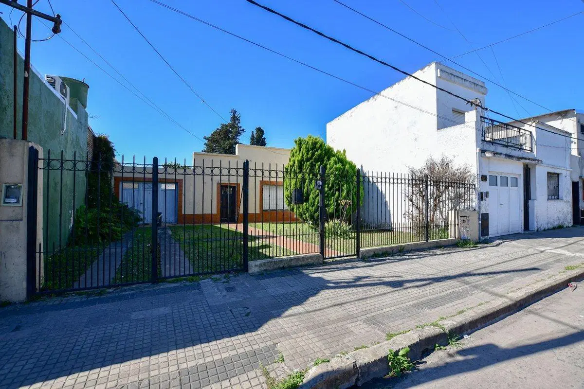 CASA EN VENTA,A REFACCIONAR,LA PLATA 5