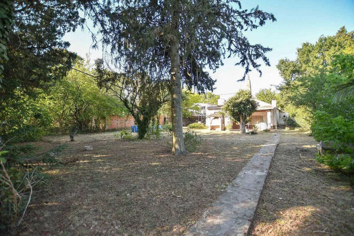 Casa quinta a remodelar con hermoso lote arbolado 2