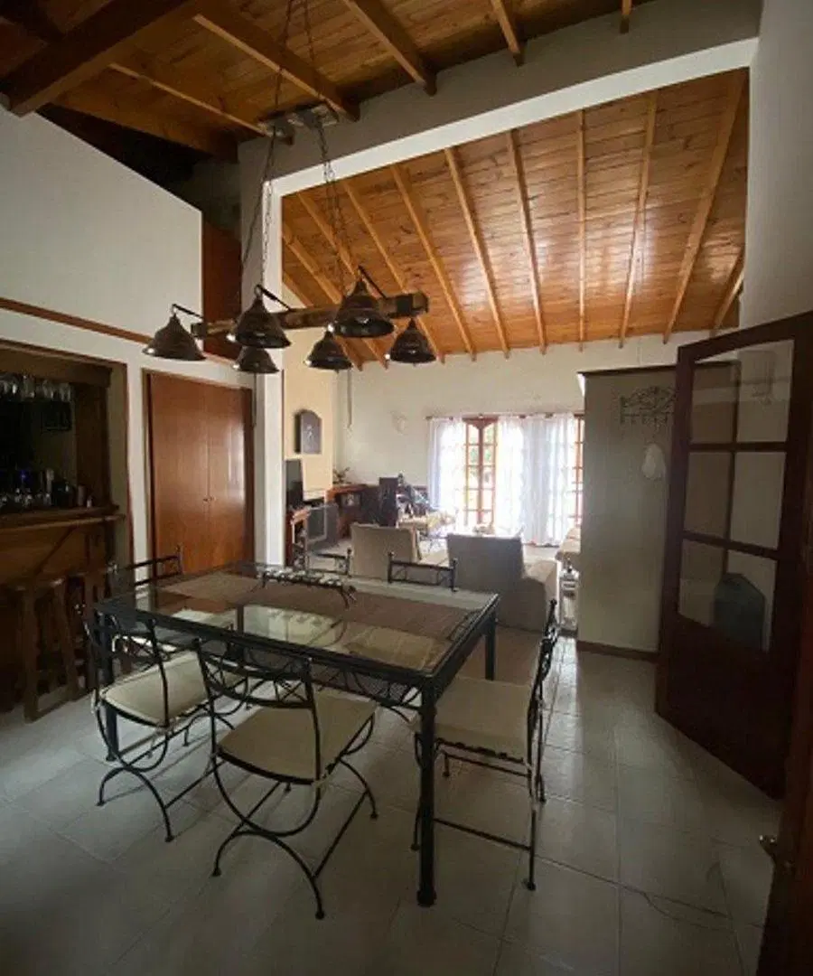 Venta Casa 3 Dormitorios. Parque - Pileta. Cochera 4