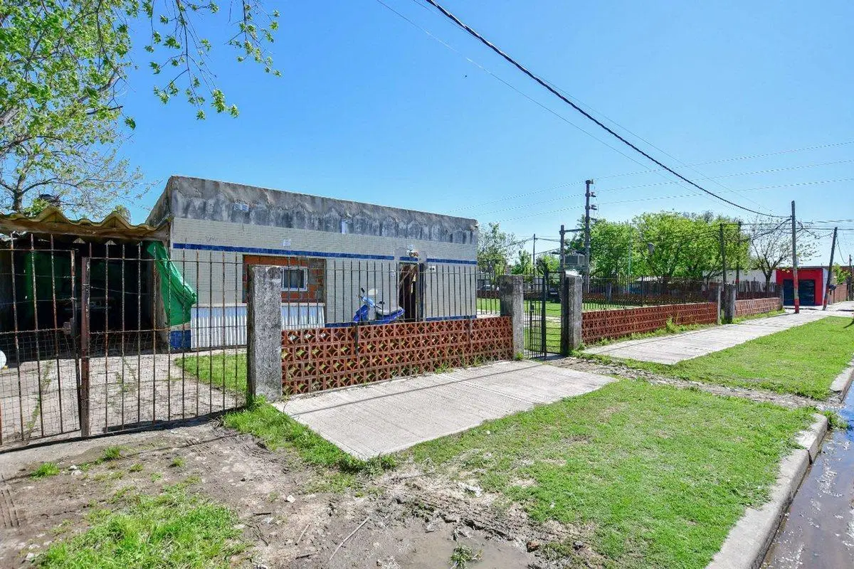 Casa a remodelar c/ pileta lote esquina de 1.395m2 4
