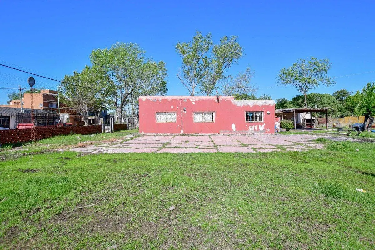 Casa a remodelar c/ pileta lote esquina de 1.395m2 3