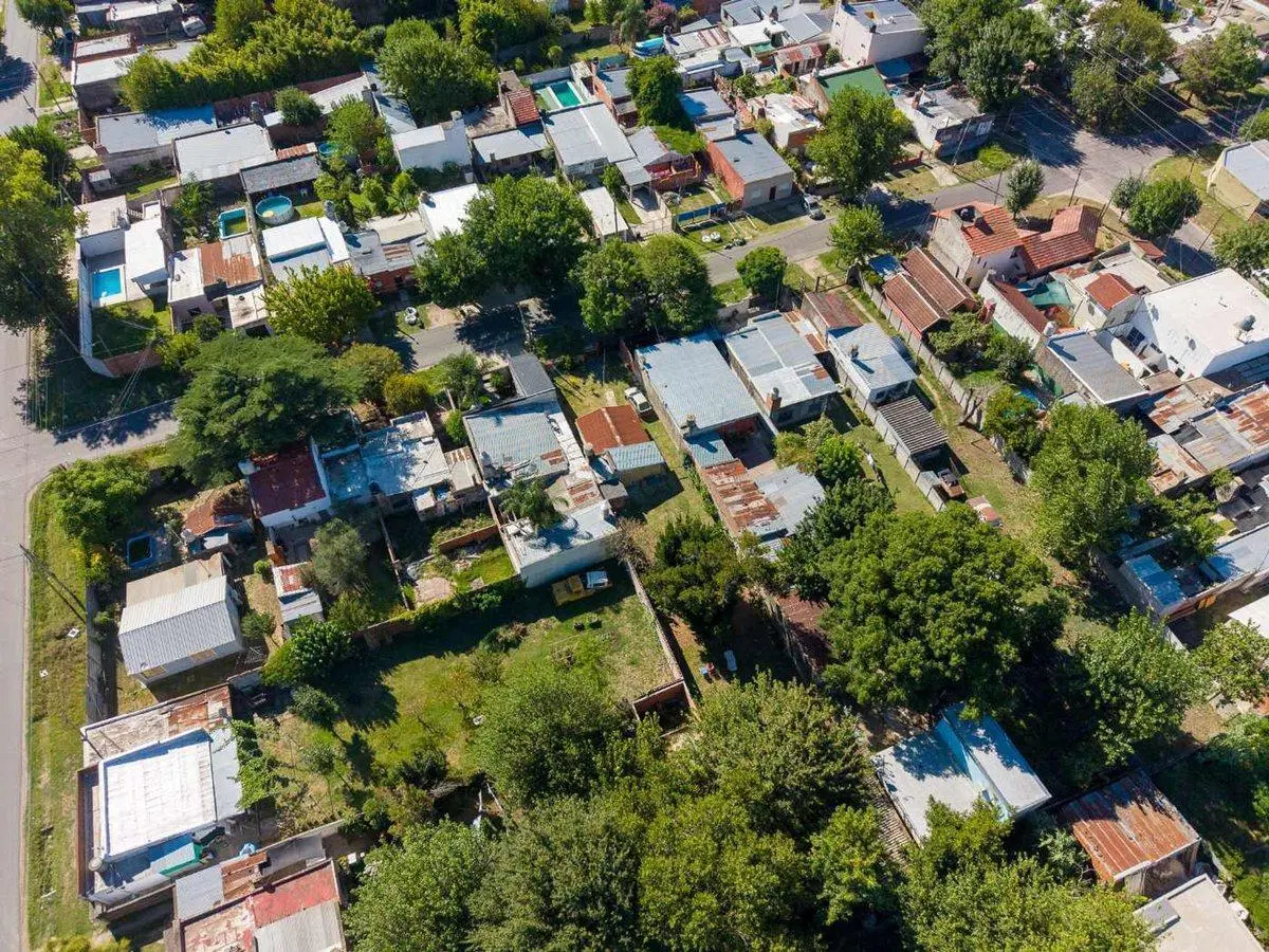 Venta CASA A REFACCIONAR_ Los Hornos 2