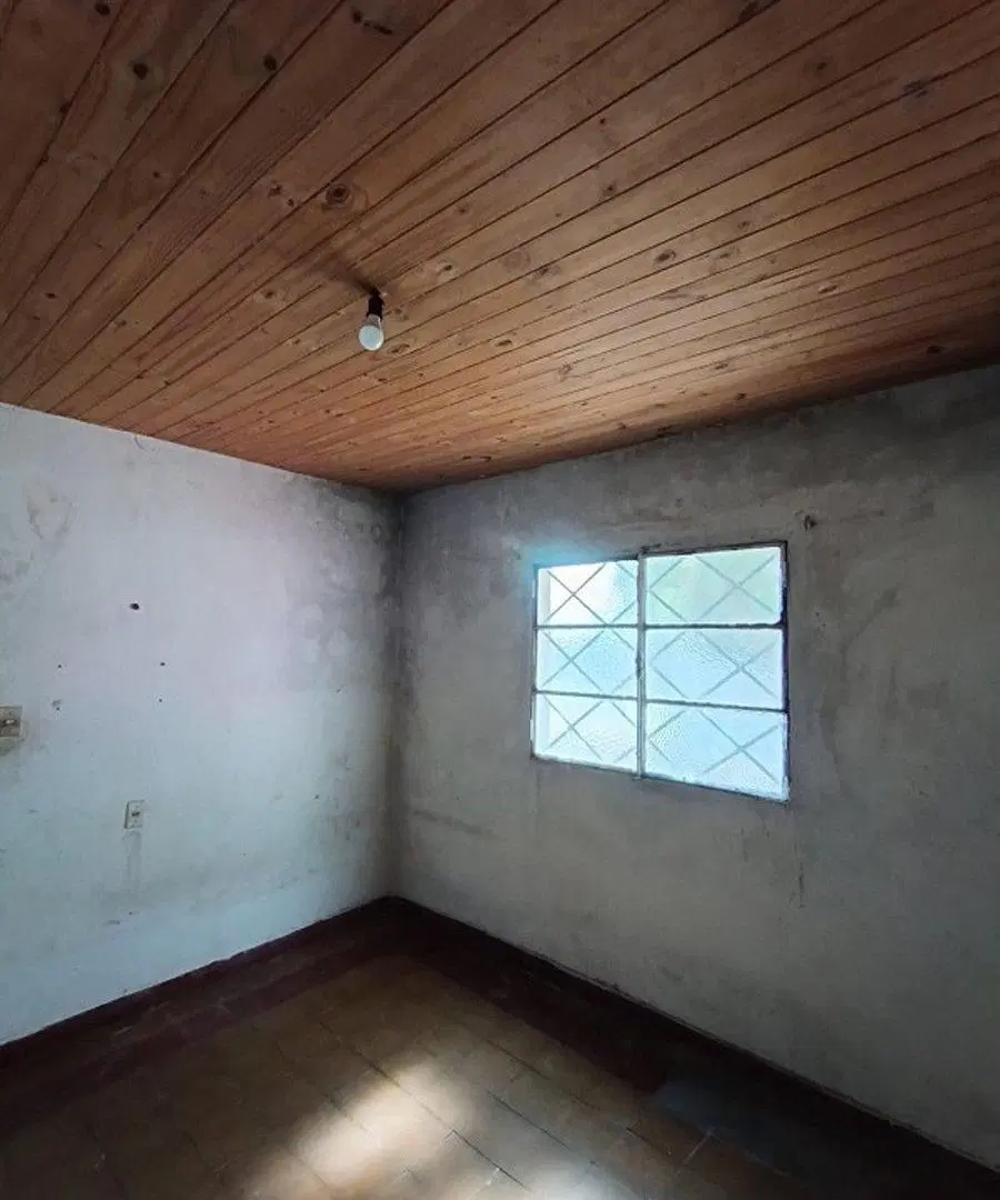 Venta CASA A REFACCIONAR_ Los Hornos 8