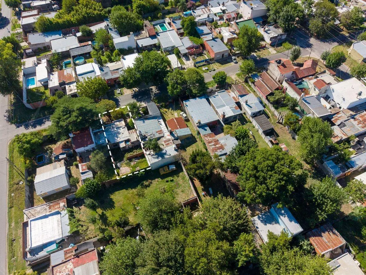 Venta CASA A REFACCIONAR_ Los Hornos 3