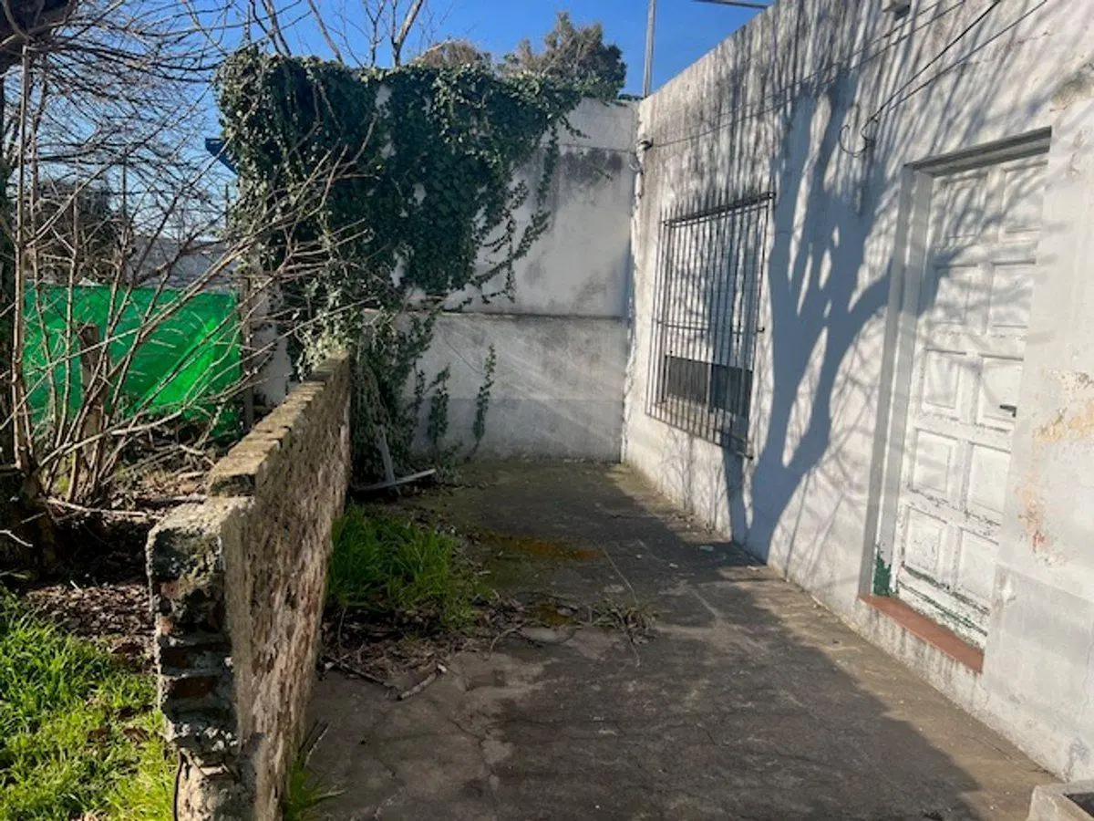 Casa a refaccionar, lote esquina, gas nat.y electr 5