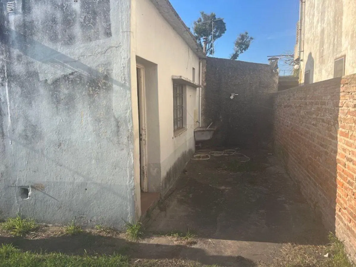 Casa a refaccionar, lote esquina, gas nat.y electr 2