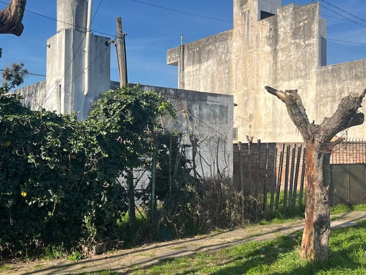 Casa a refaccionar, lote esquina, gas nat.y electr 5