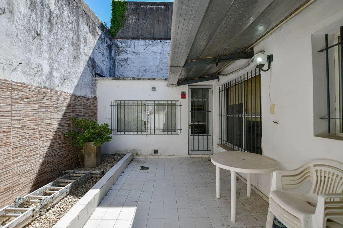 VENTA CASA DOS DORMITORIOS,PATIO,COCHERA CUBIERTA. 2