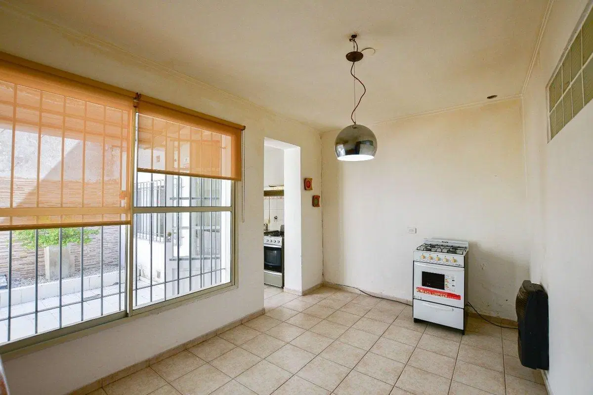 VENTA CASA DOS DORMITORIOS,PATIO,COCHERA CUBIERTA. 8