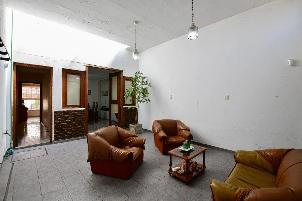 VENTA CASA DOS DORMITORIOS,PATIO,COCHERA CUBIERTA. 4