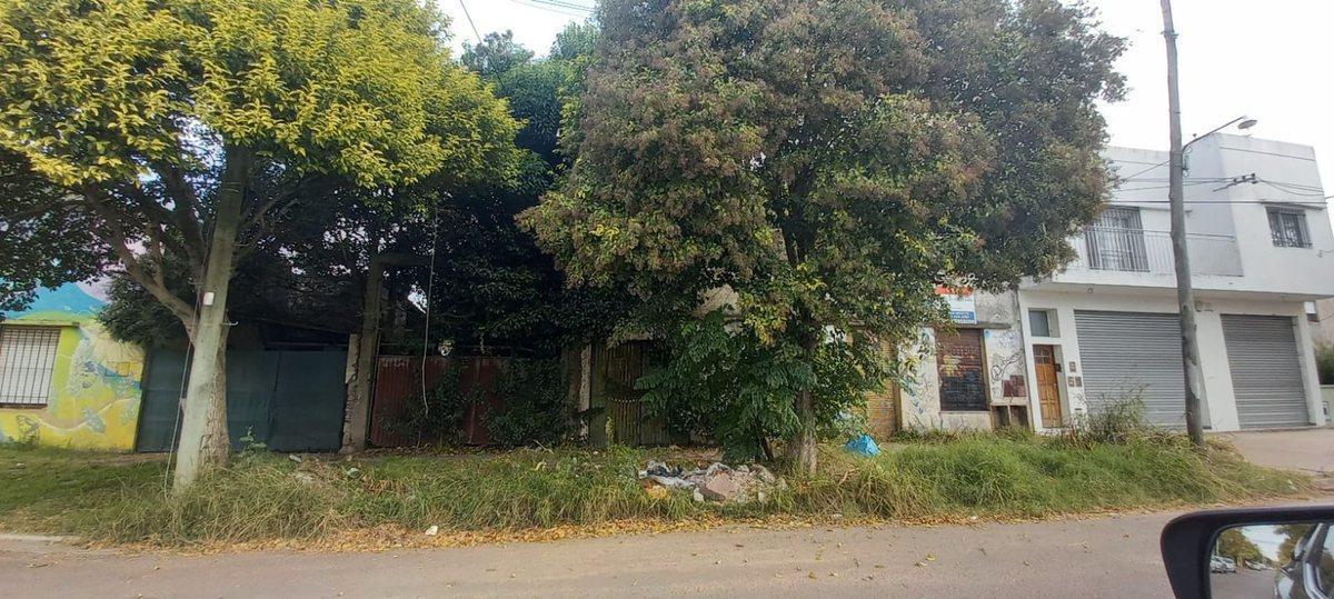 Lote con construccion a demoler.