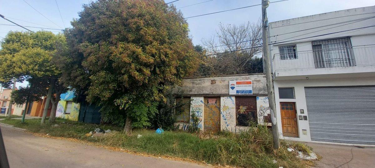 Lote con construccion a demoler.