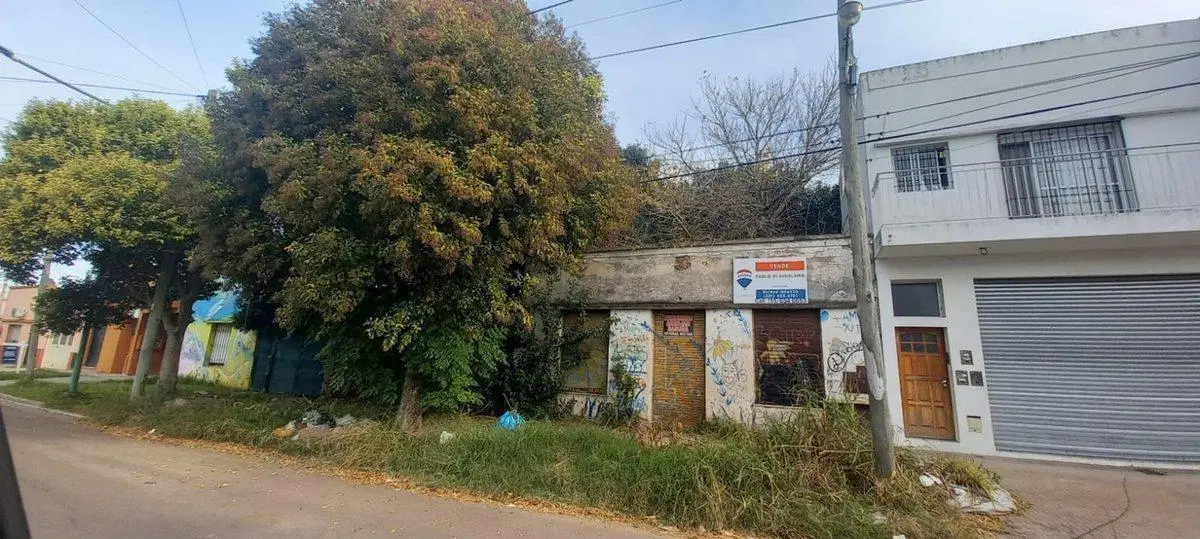 Lote con construccion a demoler. 3