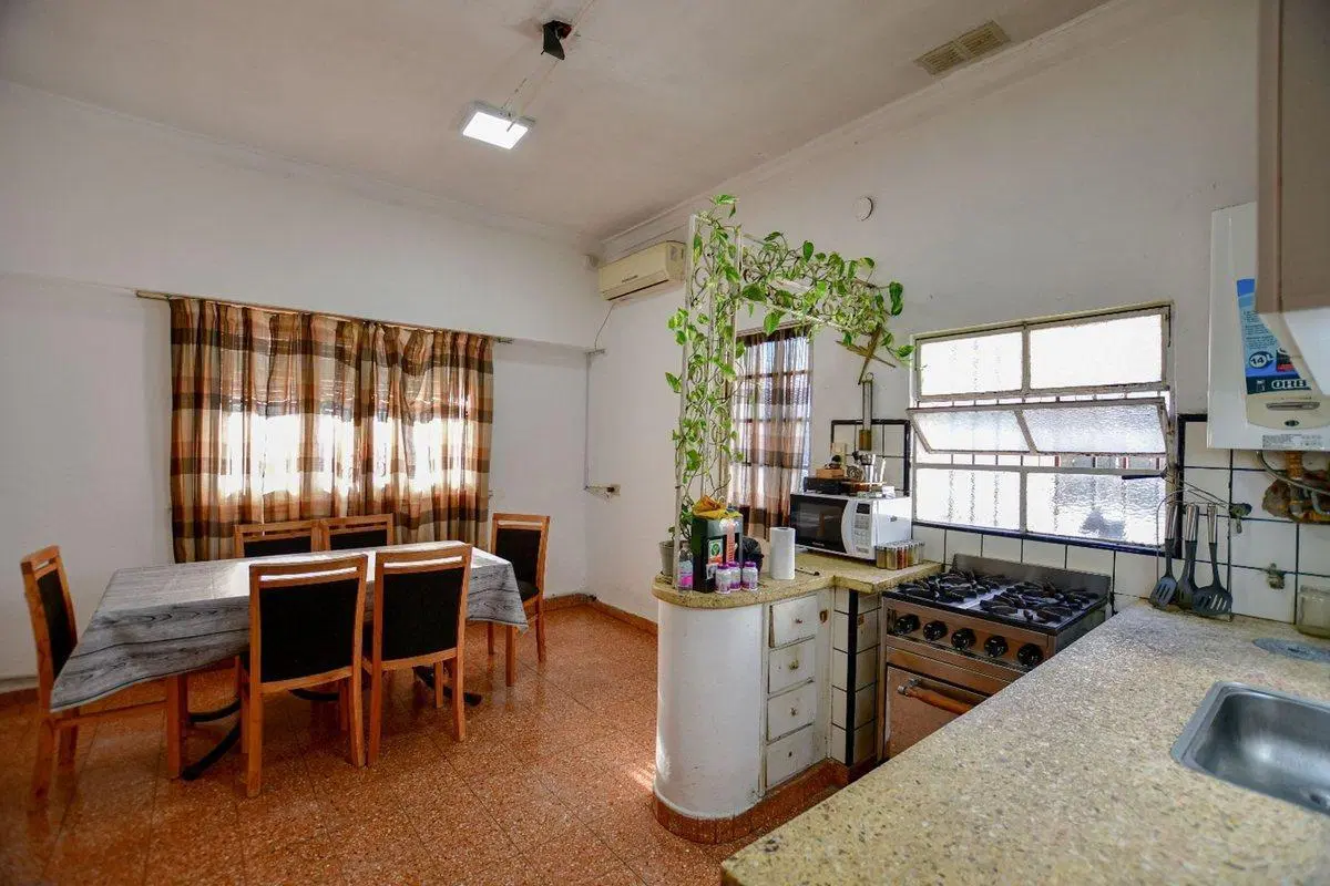 Casa esquina Avenida 2 dormi c/ cochera y patio 4