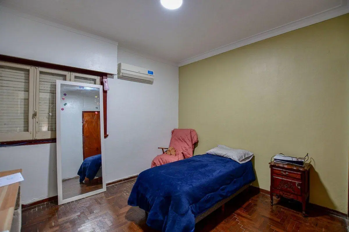 Casa esquina Avenida 2 dormi c/ cochera y patio 2