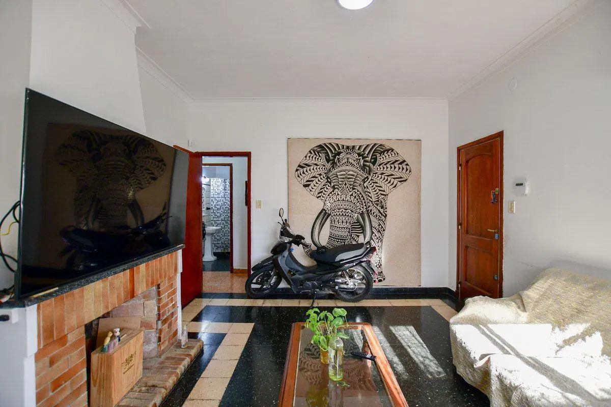 Casa esquina Avenida 2 dormi c/ cochera y patio 5