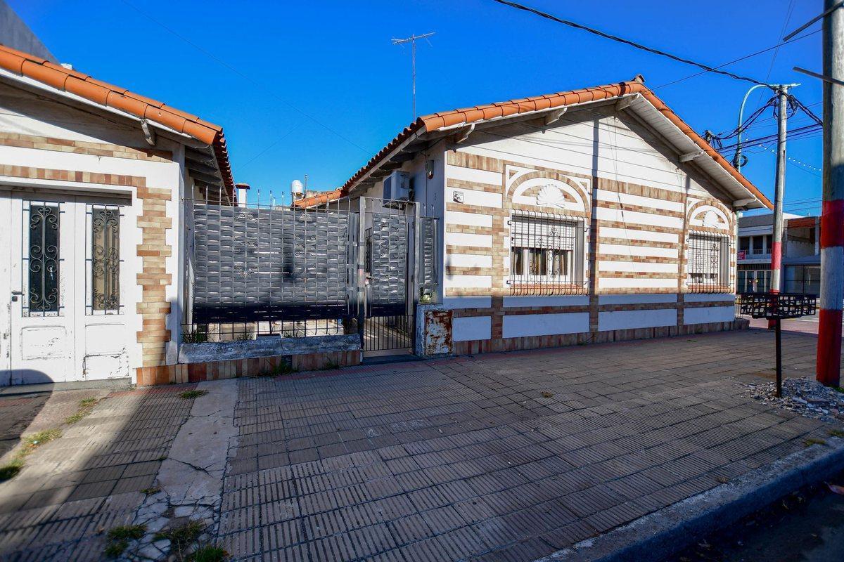 Casa esquina Avenida 2 dormi c/ cochera y patio
