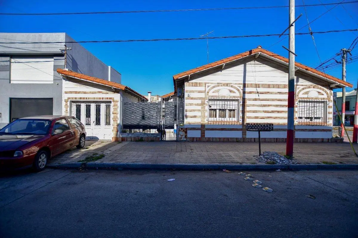 Casa esquina Avenida 2 dormi c/ cochera y patio 3