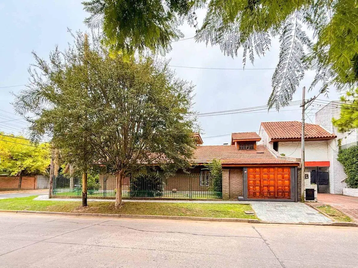 CASA EN VENTA GONNET 3 DORMITORIOS CON PILETA 3