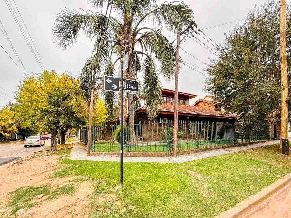 CASA EN VENTA GONNET 3 DORMITORIOS CON PILETA 2