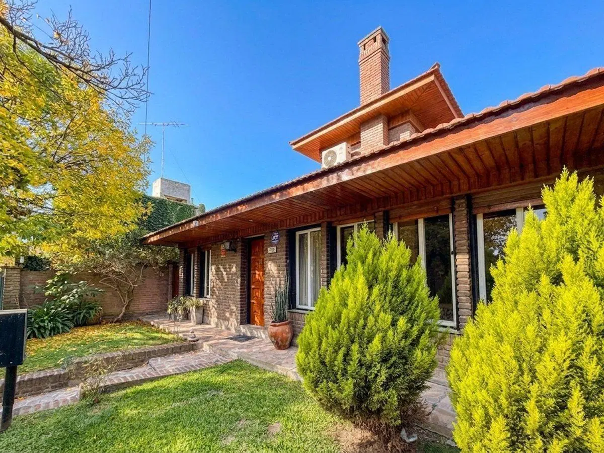 CASA EN VENTA GONNET 3 DORMITORIOS CON PILETA 5