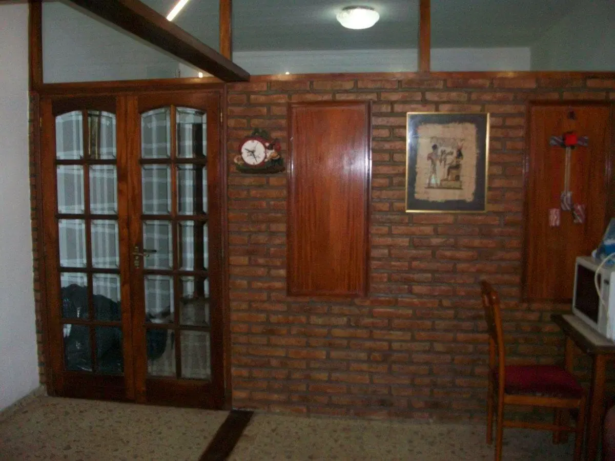Casa amplia, cochera, local, apta crédito. 4