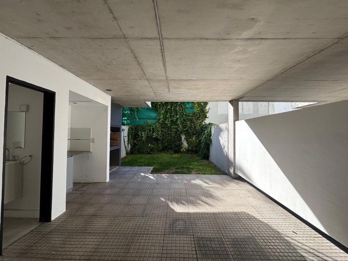 Venta de triplex de 2 dormitorios, en gonnet