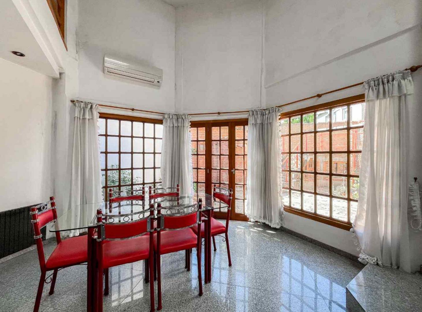 Foto de CASA 4 DORMITORIOS EN VENTA LA PLATA CON QUINCHO, imagen 1