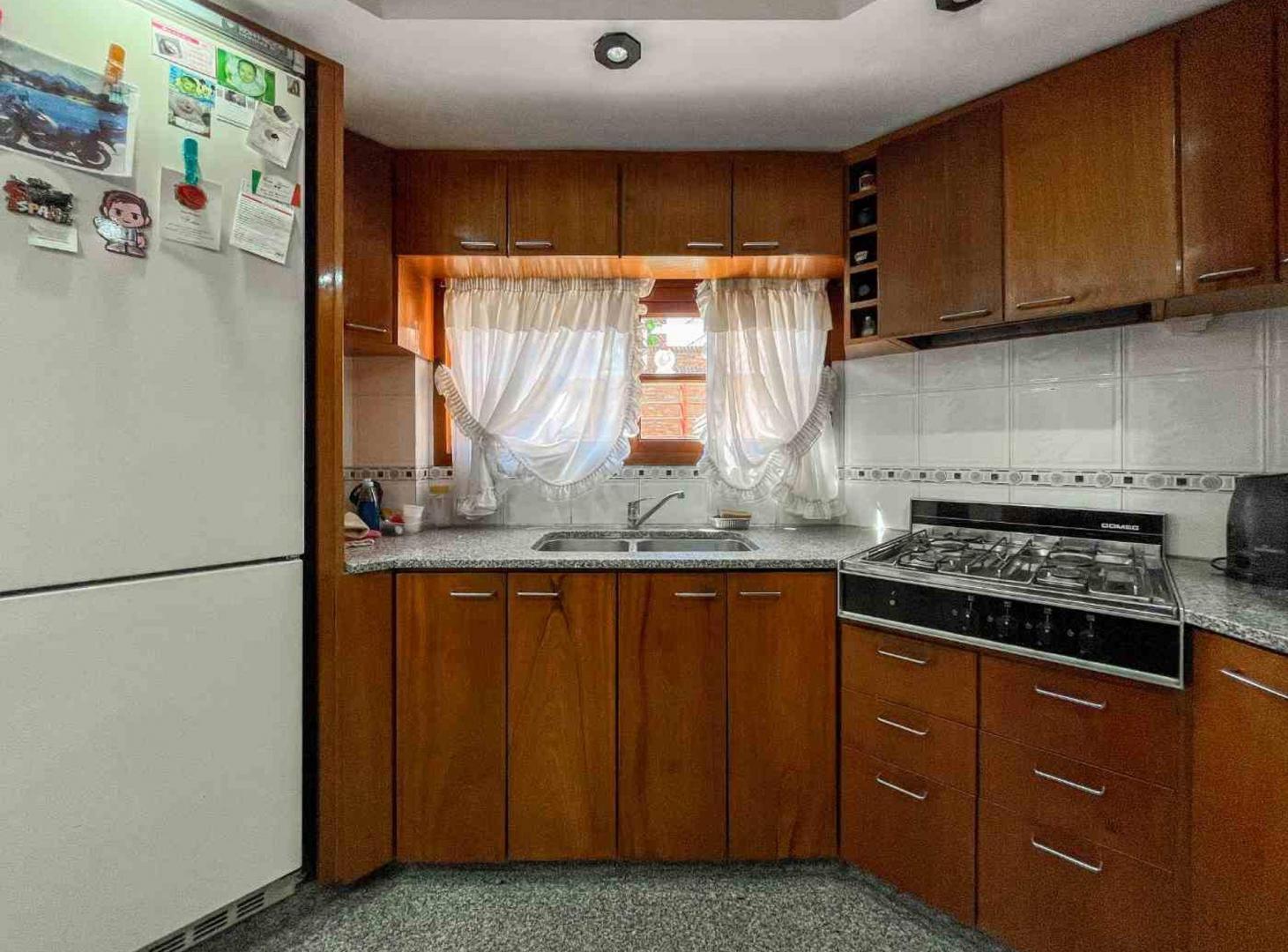 Foto de CASA 4 DORMITORIOS EN VENTA LA PLATA CON QUINCHO, imagen 5