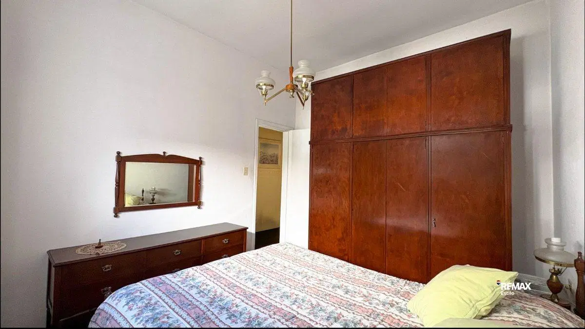 Casa en venta en Los Hornos. 2 dorms. parque. 5